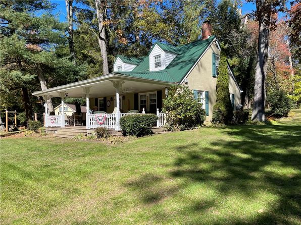 132 Creek Dr, Slippery Rock, PA 16057