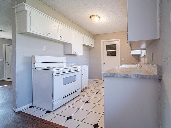3rd image of 704 N Dallas Ave