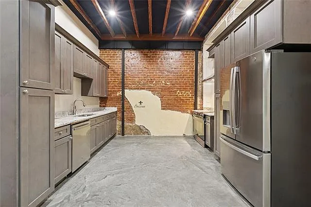 137 Carondelet St — Photo 3
