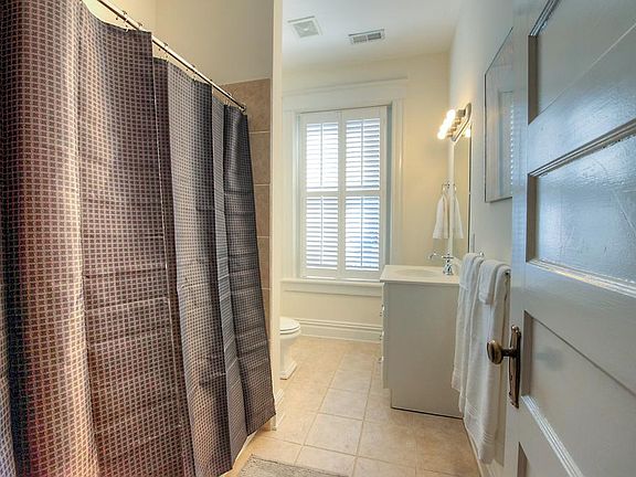 5th image of 404 Strawberry St #2