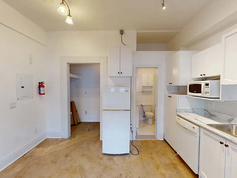 1152 Gerrard St E — Photo 21