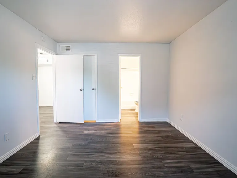 Chesapeake Apartments — Photo 16