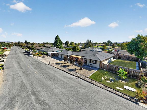 3rd image of 681 Ridgemark Dr