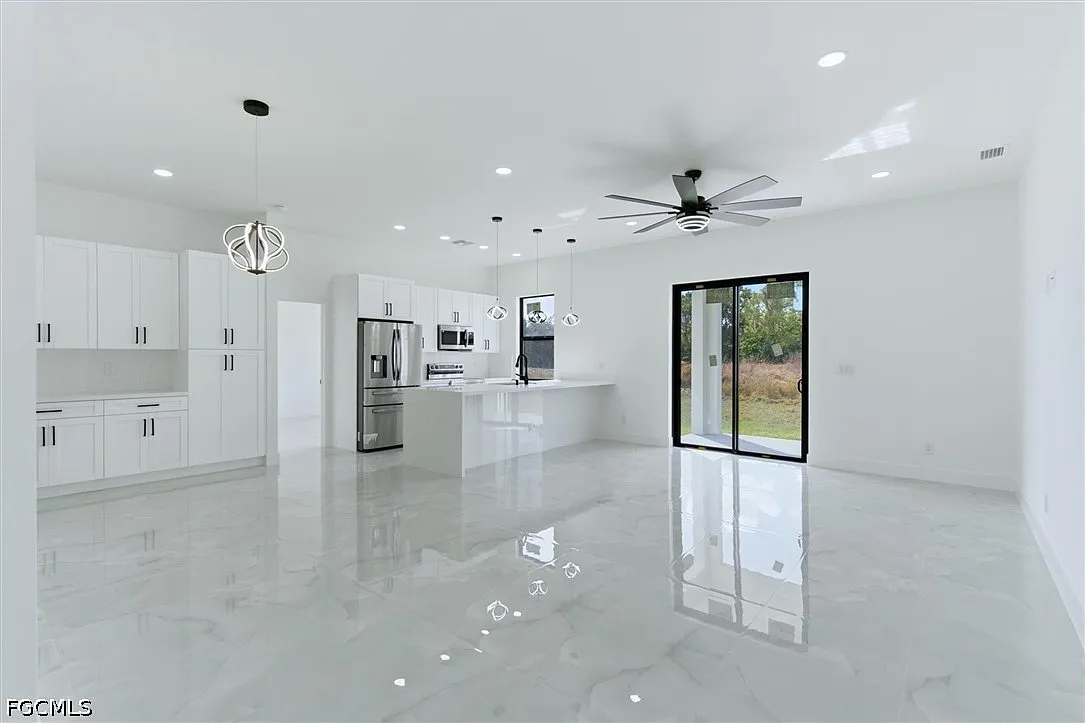 3 bed, 2.0 bath, 1630 sqft, $1,950 — Photo 3