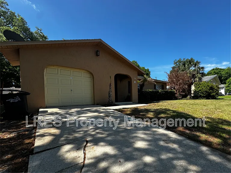 910 Sycamore Ln — Photo 3