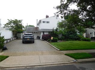 231 Willowood Dr, Wantagh, NY 11793