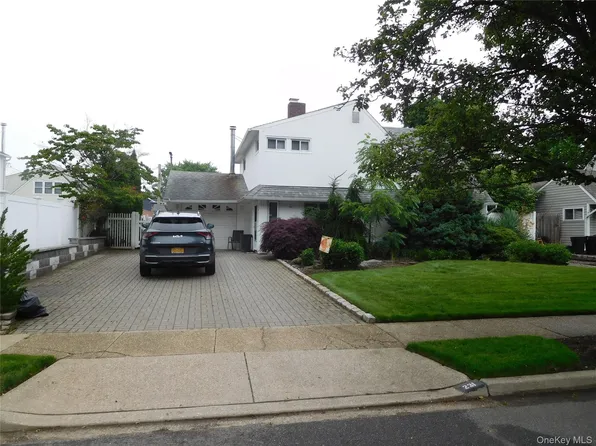 231 Willowood Drive, Wantagh, NY 11793