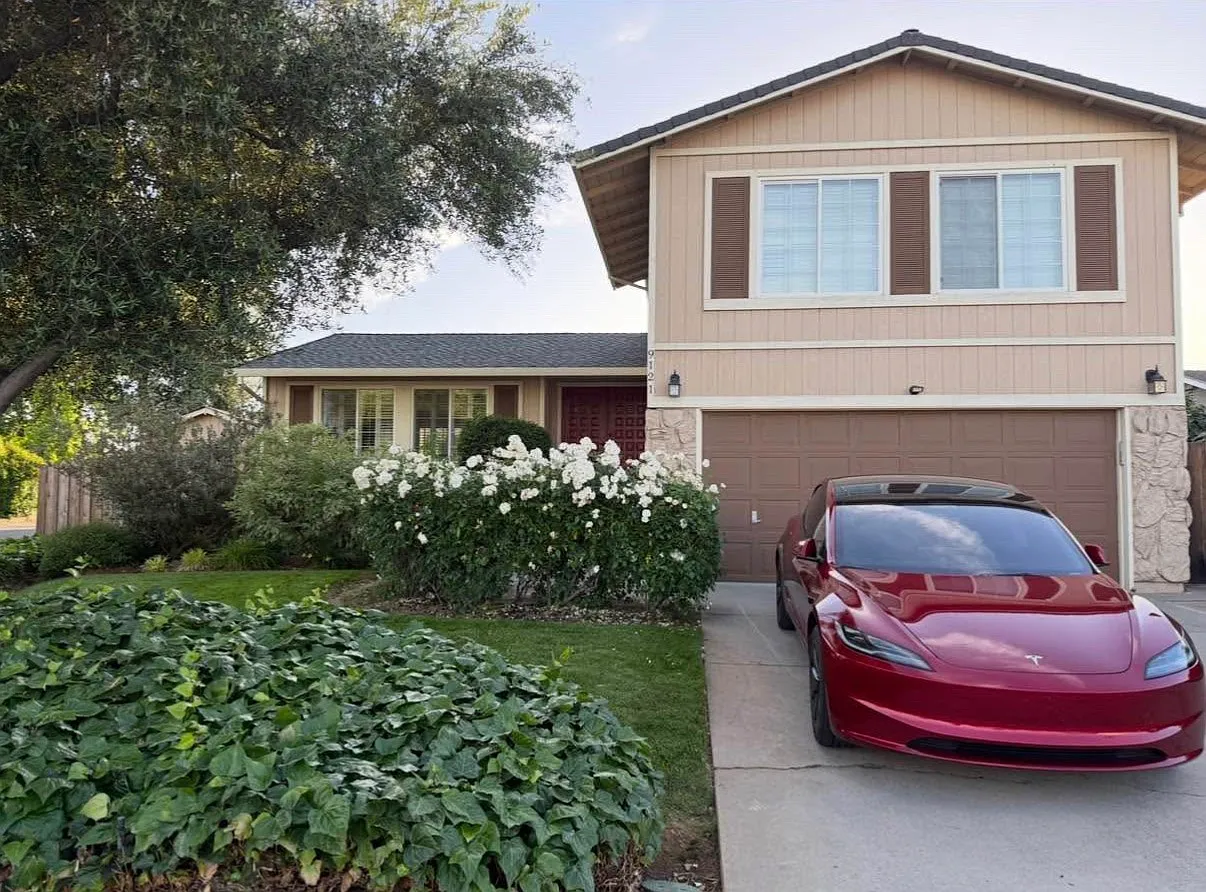 4 bed, 2.5 bath, 1834 sqft, $3,400 — Photo 1