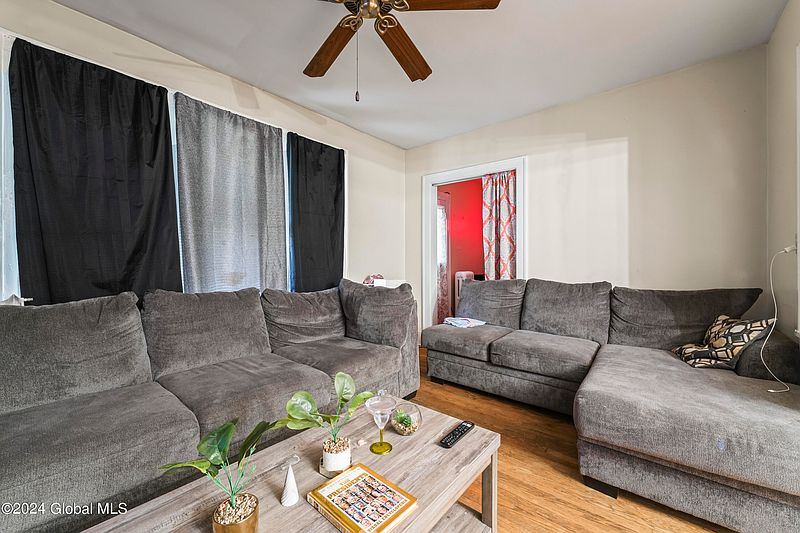 4th image of 52 Pinewood Avenue