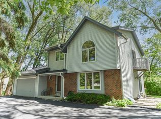 5232 S 28th St, Greenfield, WI 53221