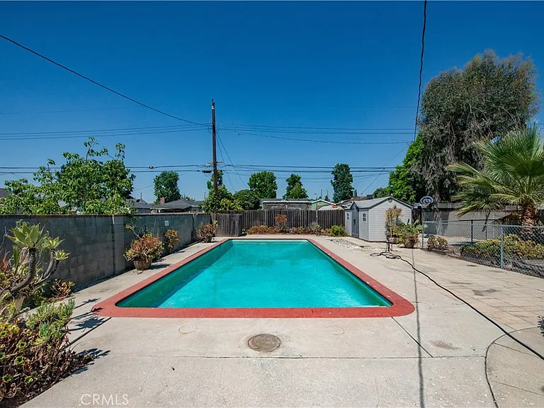2121 N Screenland Dr — Photo 24