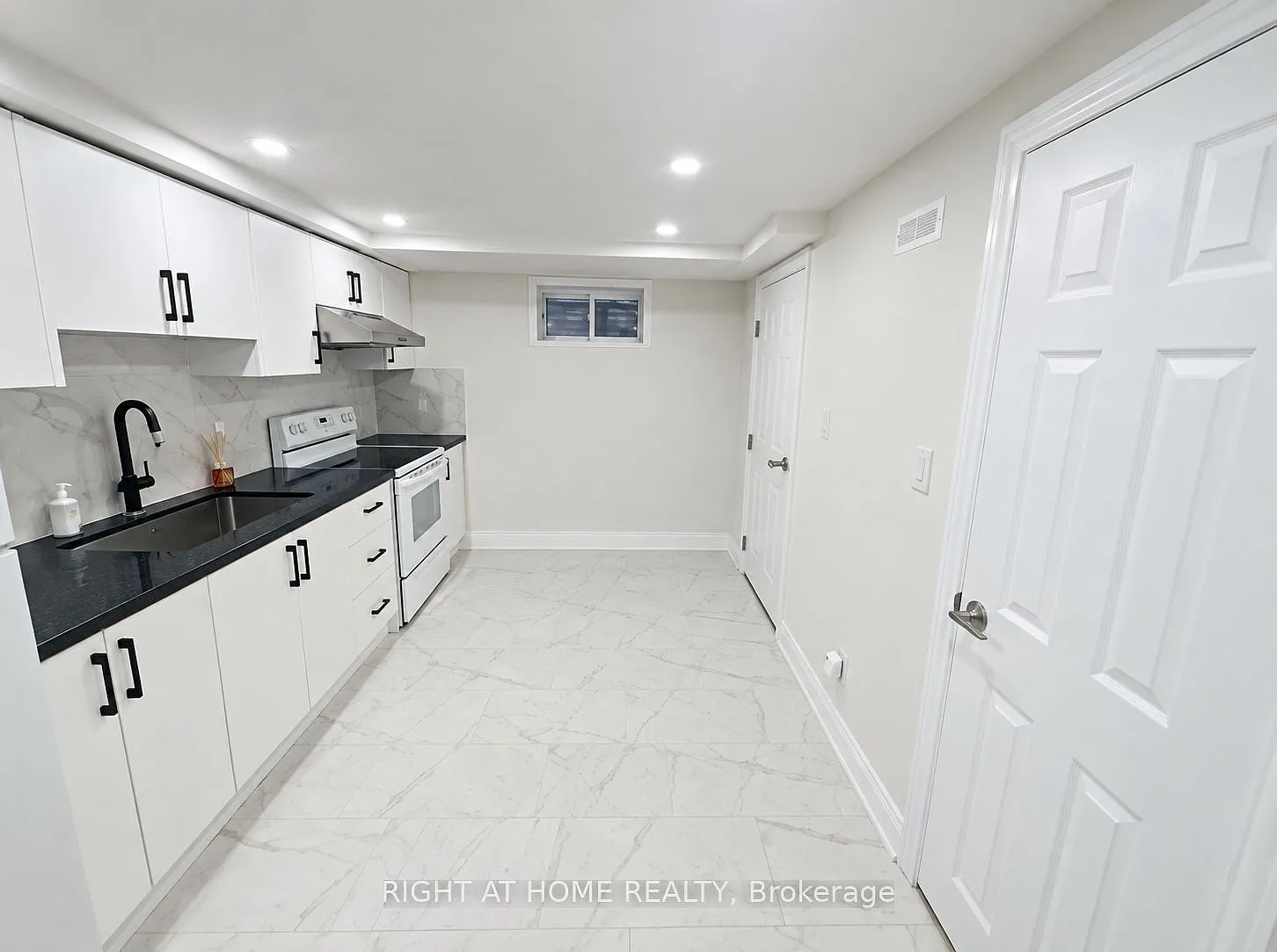 4 bed, $2,950 — Photo 1
