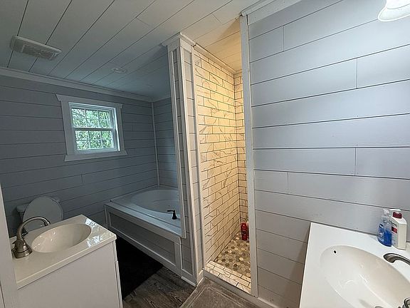 3rd image of 85 Pine Ln