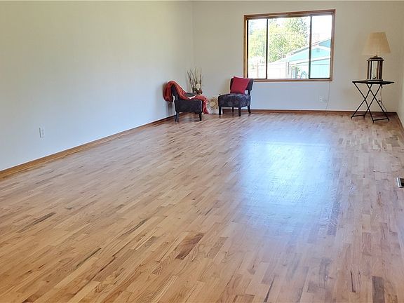 4th image of 3304 Sunset Dr W
