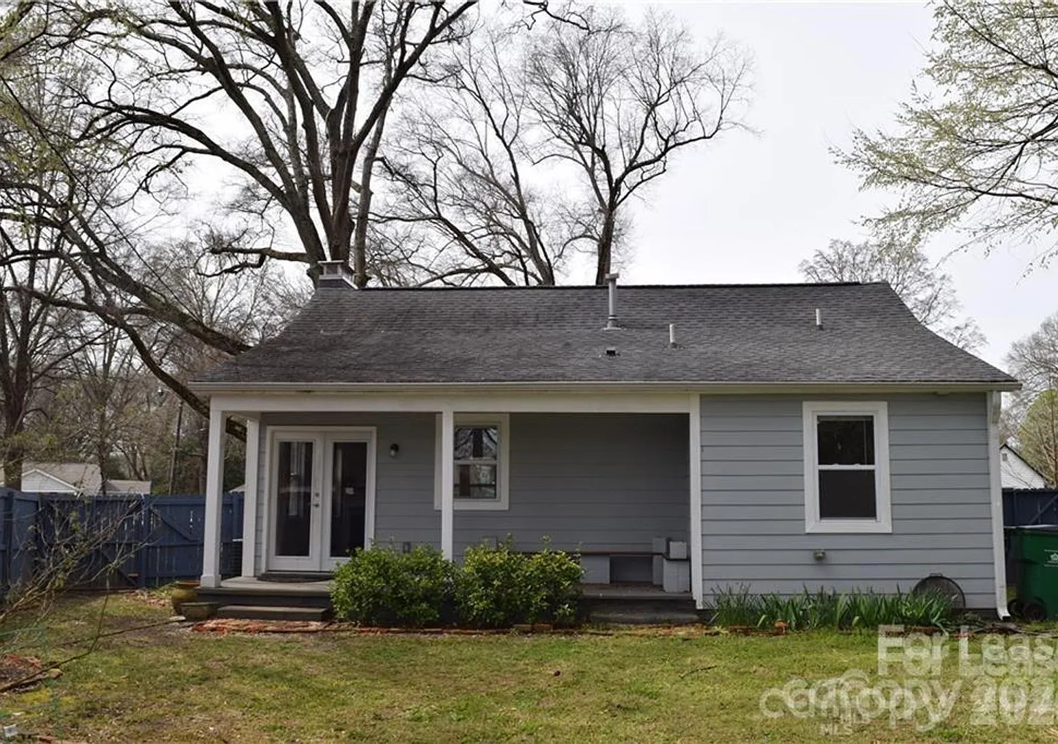 Cute Cottage - Fenced Backyard — Photo 3