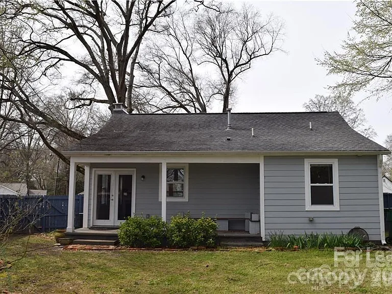 1221 Meadow Ln — Photo 3