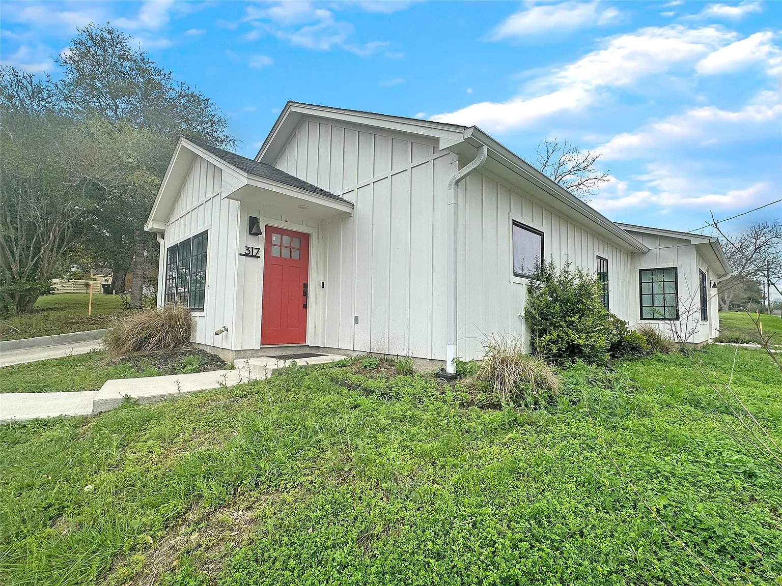 2 bed, 1.0 bath, 818 sqft, $1,500 — Photo 1