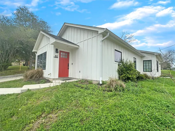317 E 8th St, Shiner, TX 77984
