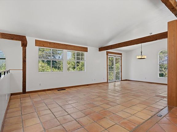 5th image of 930 Valley View Dr