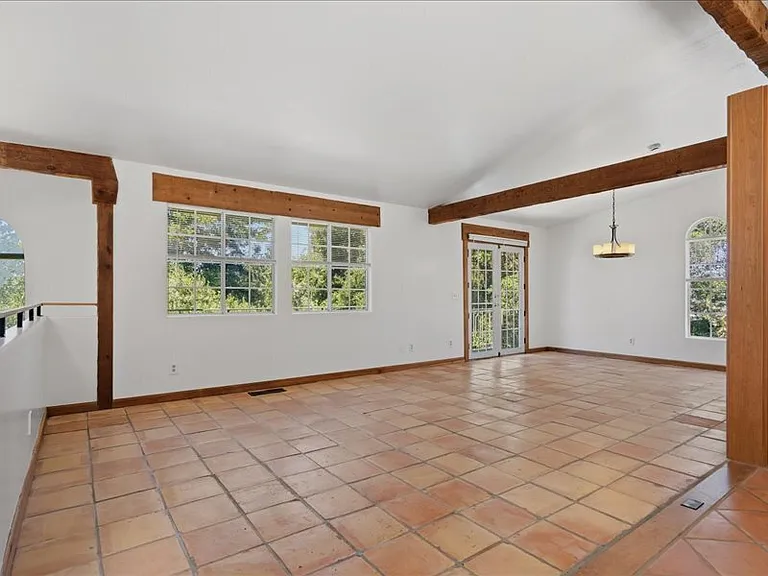 930 Valley View Dr — Photo 4