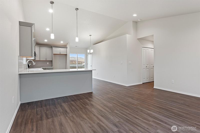 3rd image of 924 La Vista Drive