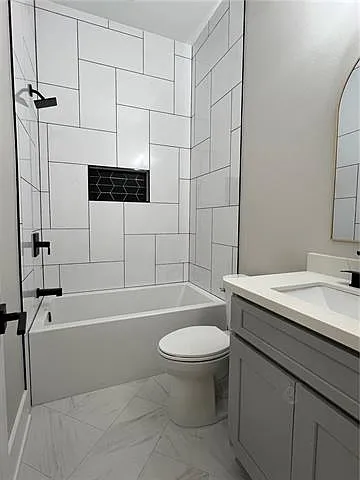 409 E 1st St #A/B — Photo 11