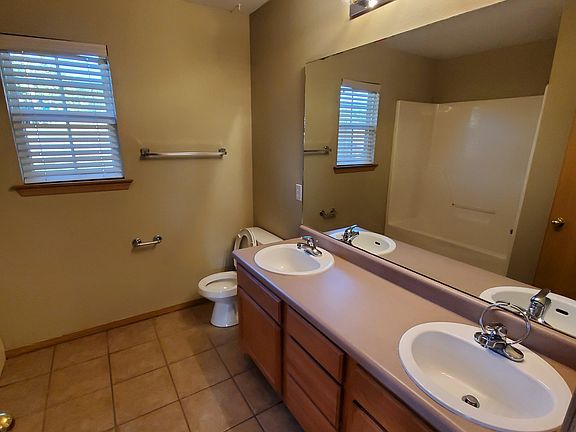 5th image of 150 Elizabeth Dr