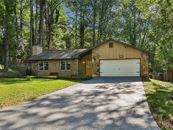 562 Rimrock Trl, Stone Mountain, GA 30083