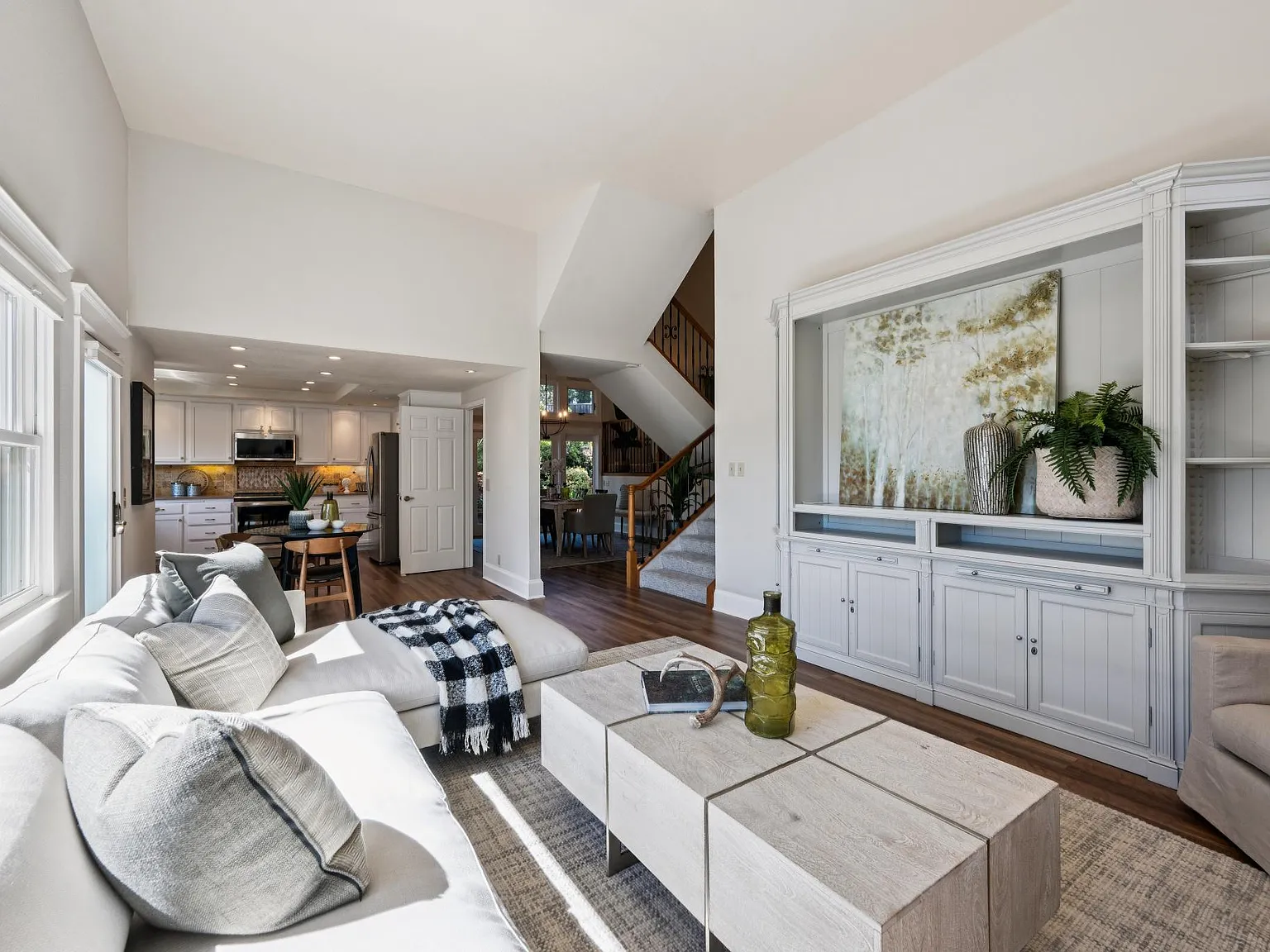 5 bed, 2537 sqft, $7,350 — Photo 4