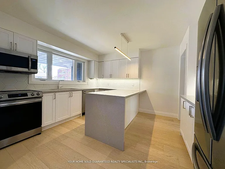 36 Queen St #MAIN FLOOR — Photo 3