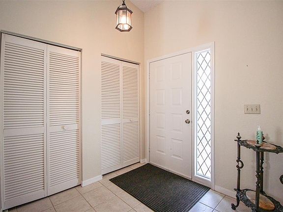 4th image of 220 Woodridge Cir