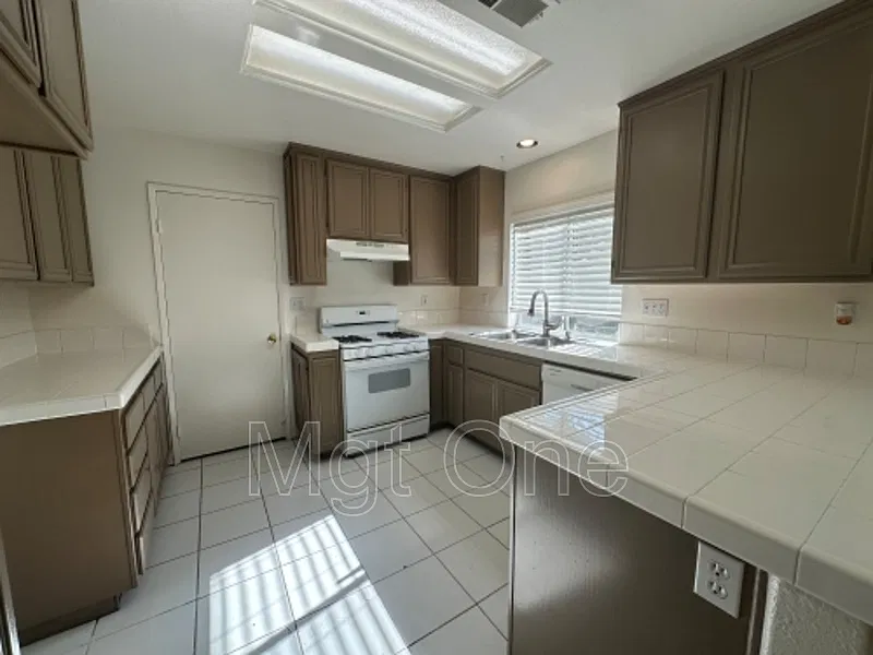 3 bed, 2.5 bath, 1555 sqft, $3,195 — Photo 2