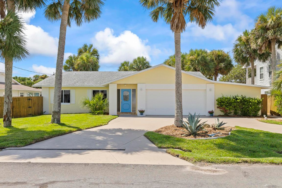 Beautiful Circle Driveway!