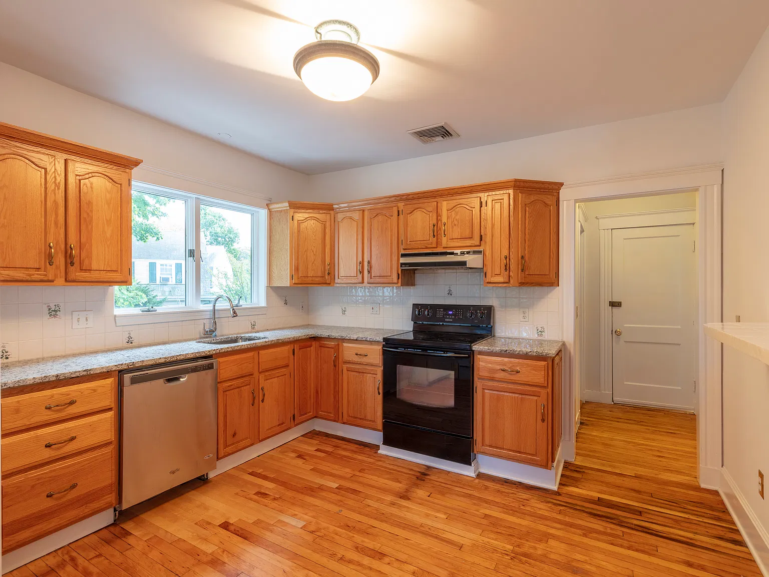 2 bed, 1.5 bath, 1500 sqft, $3,300 — Photo 2