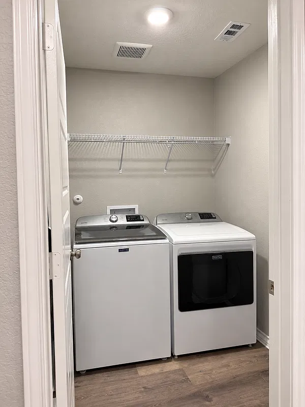 3 bed, 2.0 bath, 1330 sqft, $2,300 — Photo 3