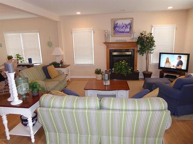 2nd image of 406 Hialeah Dr