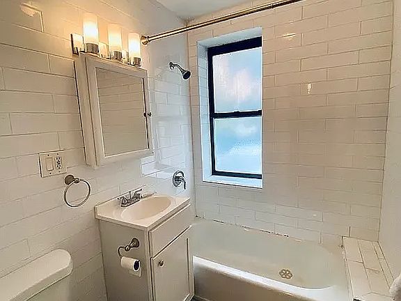 3rd image of 102 W 79th St APT 2C
