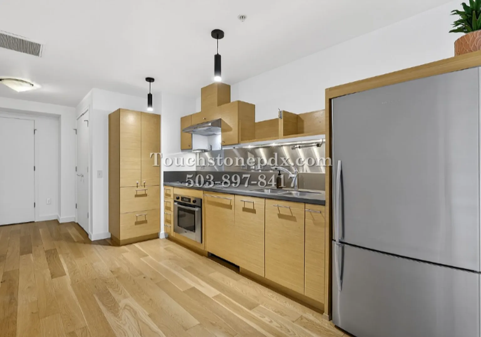 Beautiful Studio Living in the John Ross — Photo 3