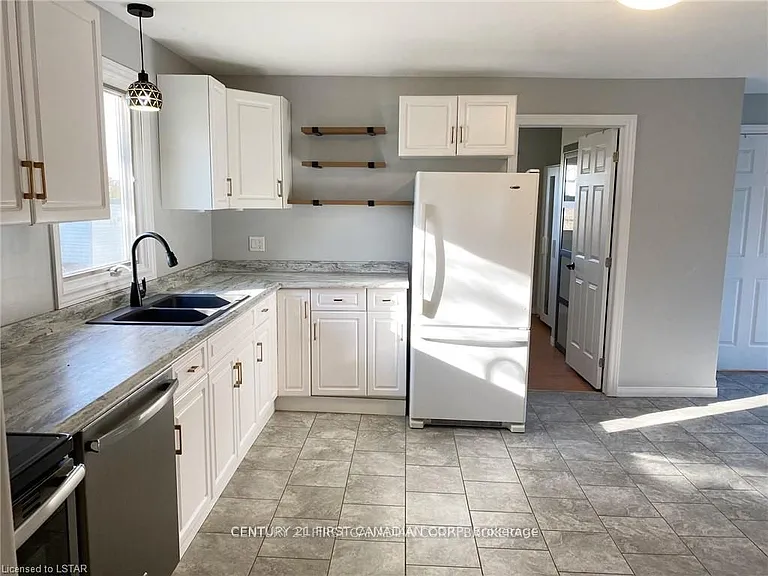 34 Eureka St — Photo 15