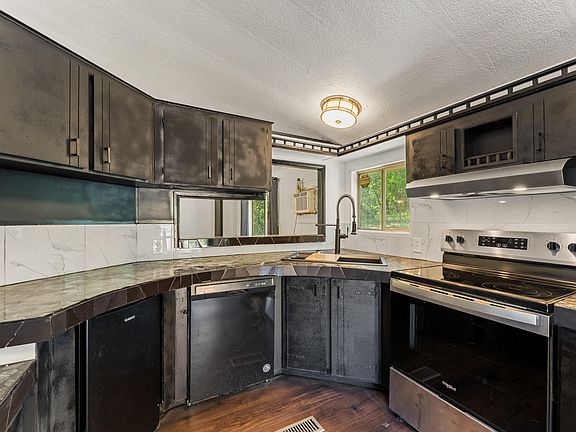 4th image of 221 Hansen Dr