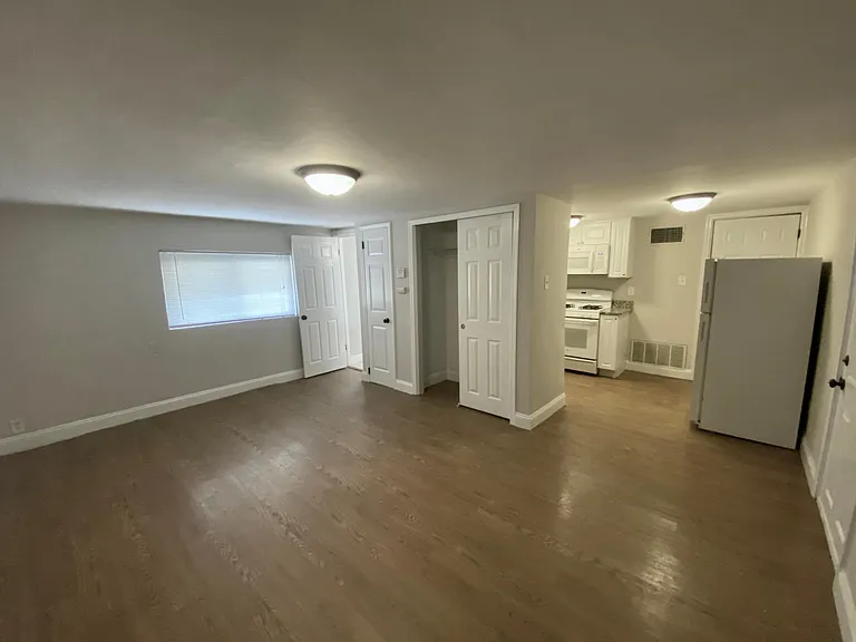 614 Forest Ct #B — Photo 2