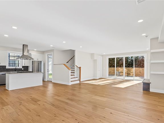 5th image of 113 Market Bay Ct