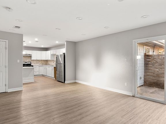 5th image of 2308 Devonshire Dr #A