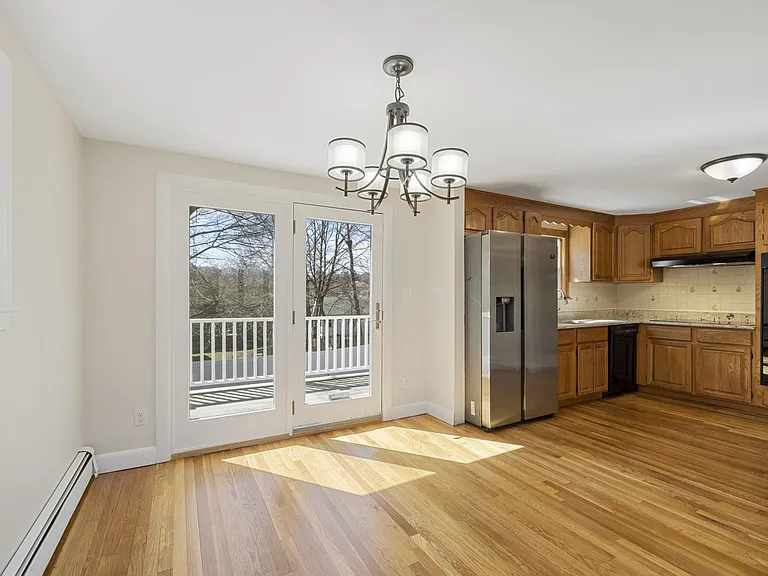 160 Ravenswood Rd — Photo 6