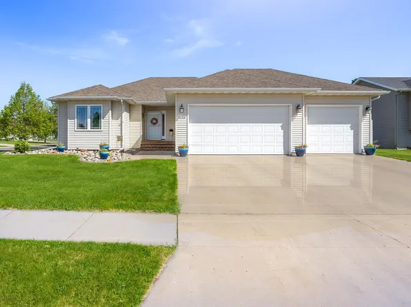 2008 33rd St S, Moorhead, MN 56560