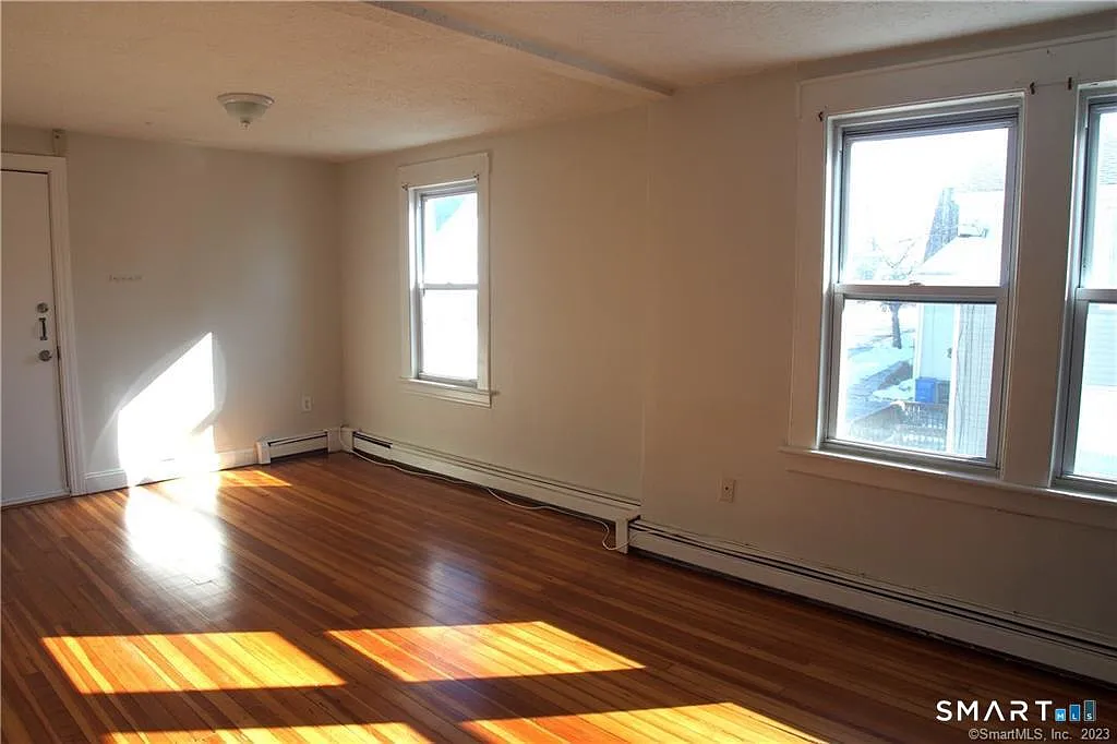 4 bed, 1.0 bath, 1000 sqft, $1,850 — Photo 2