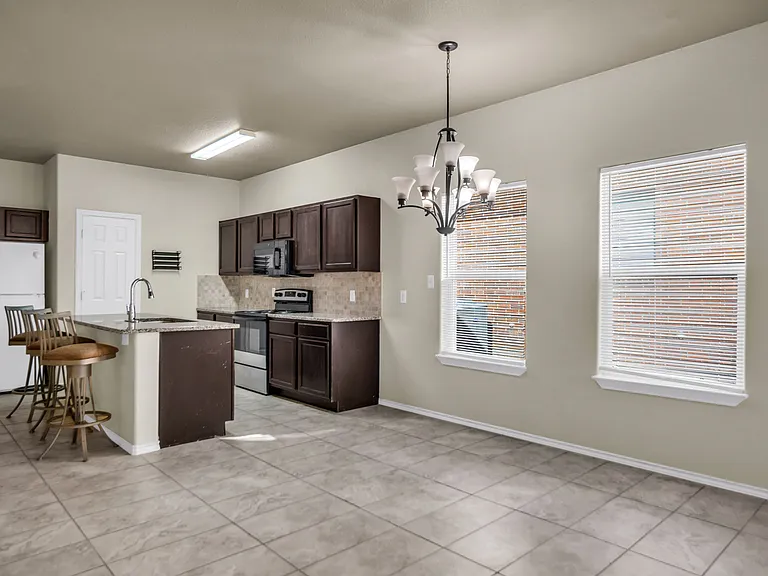 2049 Meadow View Dr — Photo 15