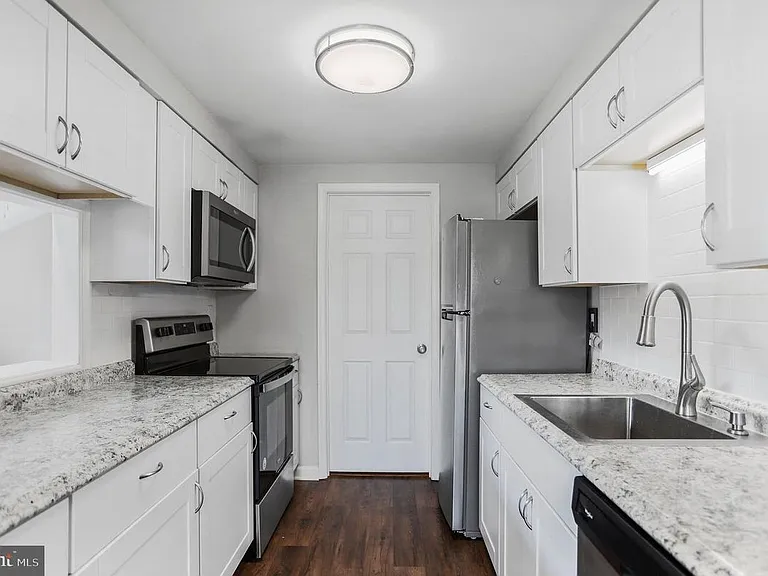 1523 Kensington Dr — Photo 8