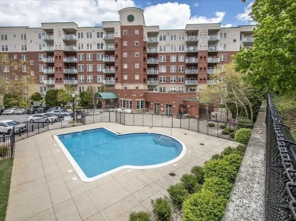 36 Village Rd APT 302, Middleton, MA 01949