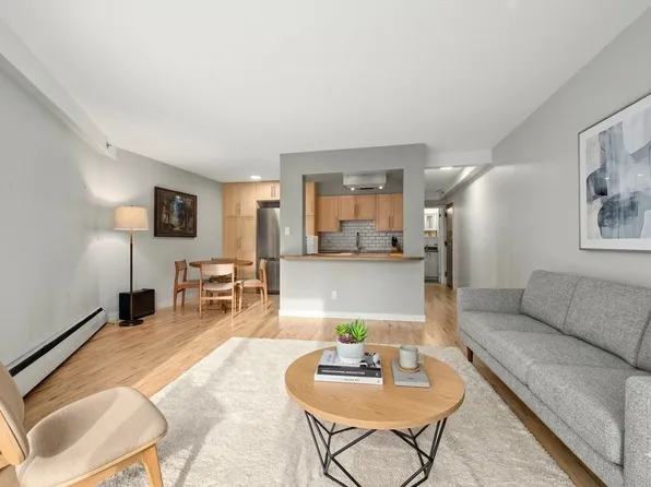 1549 Kitchener St #104, Vancouver, BC V5L 2V8